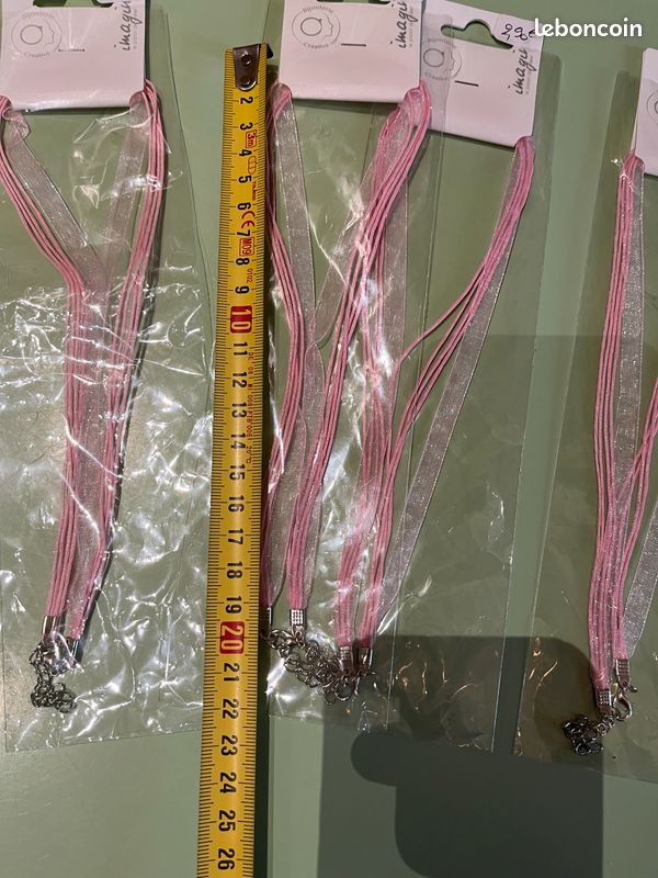 Lot De 22 Colliers & Pendentifs Fantaisie Tous Différents - Emballés Séparément - Neufs Avec étiquettes