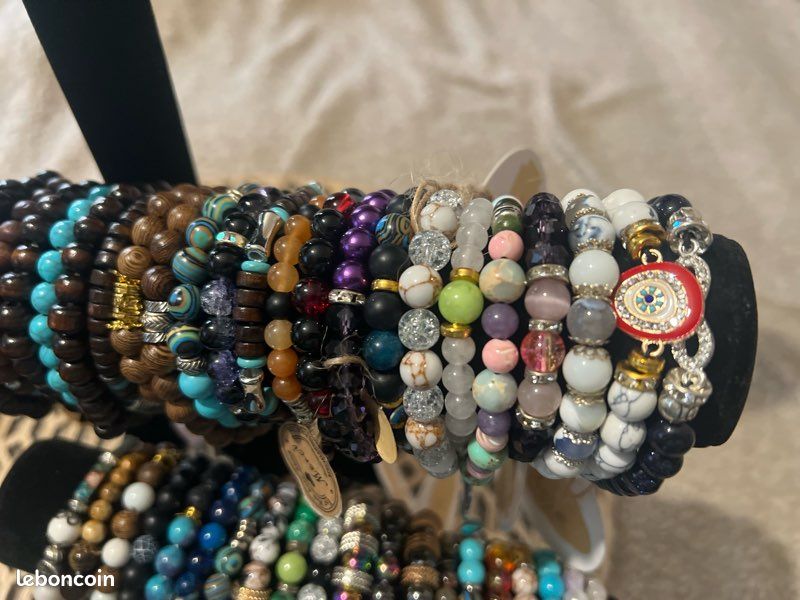 Lot De 50 Bracelets Fantaisie Différents - Tous Neufs Et Emballés - Pour Revendeur Ou Cadeaux