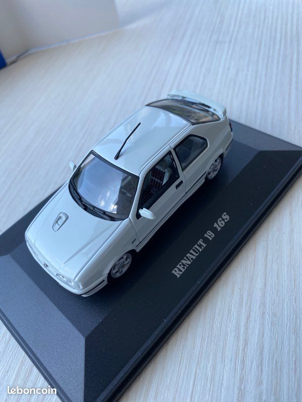 Minichamps 1:43 Renault 19 año de construcción 1995 negro 940113701