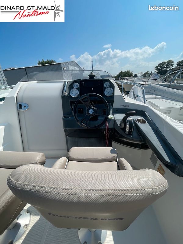 QUICKSILVER ACTIV 555 CABINE (millésime 2018) + MOTEUR MERCURY 100 CV (180h) (image 4)