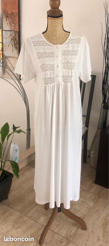 Chemise de nuit uni blanche joliment ornée de broderies T 38/40 (image 4)