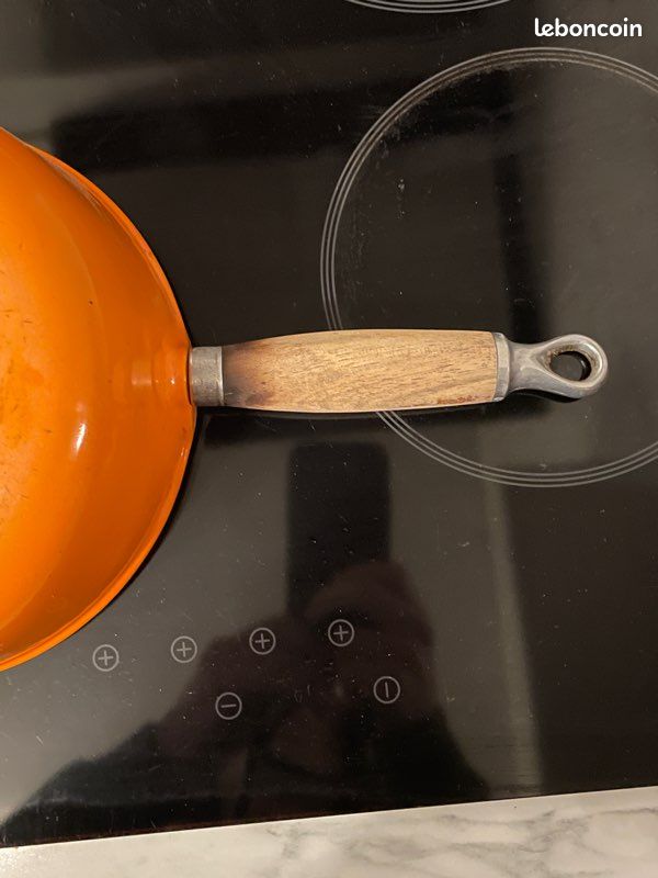 Poêlon en tôle émaillée orange avec son couvercle bon état général