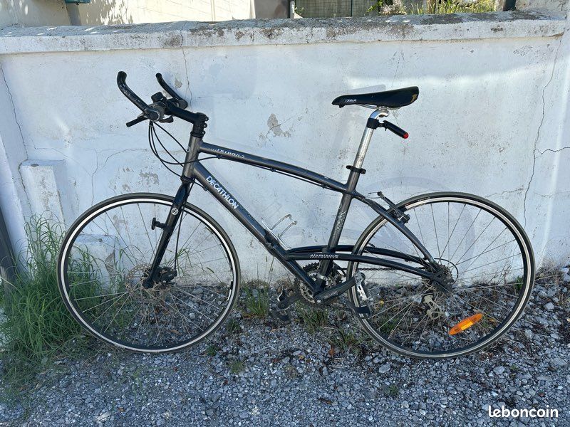Titre : Vélo Decathlon Triban Road 7 – guidon plat – frein à disque – à réviser (image 1)
