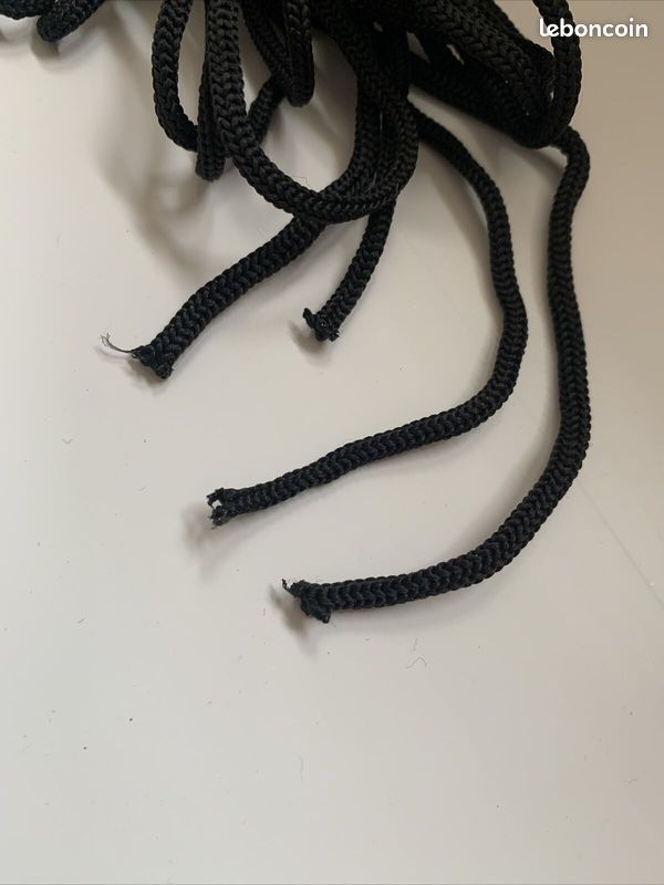 Paire De Lacets Noirs Neufs (image 2)
