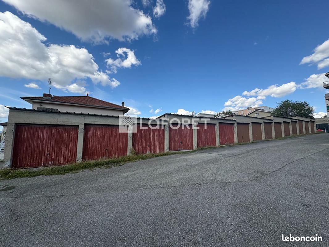 Parking 300 m² · à Chasse-sur-Rhône · 300 m² · 180 000 €