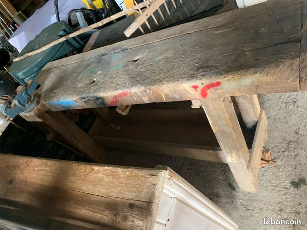 Ancien établi de menuisier en bois avec étau Ancien établi de menuisier en bois avec étau