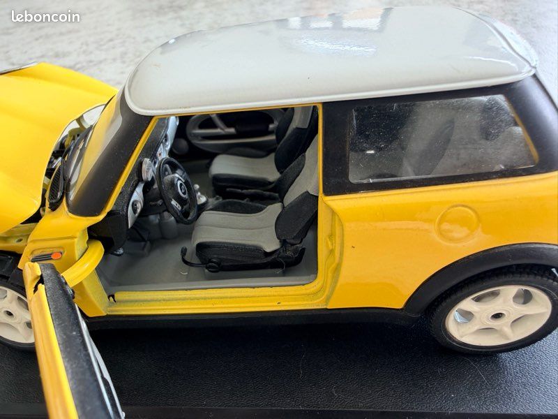 Voiture Miniature Bburago 1/18 Mini Cooper Jaune Toit Blanc - Sur Socle (image 4)