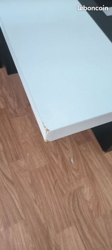 Table basse en noir et blanc (image 3)