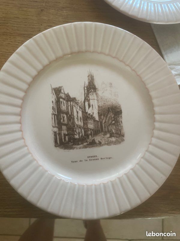 12 assiettes de marque Gien avec des paysages de l’Eure (image 4)