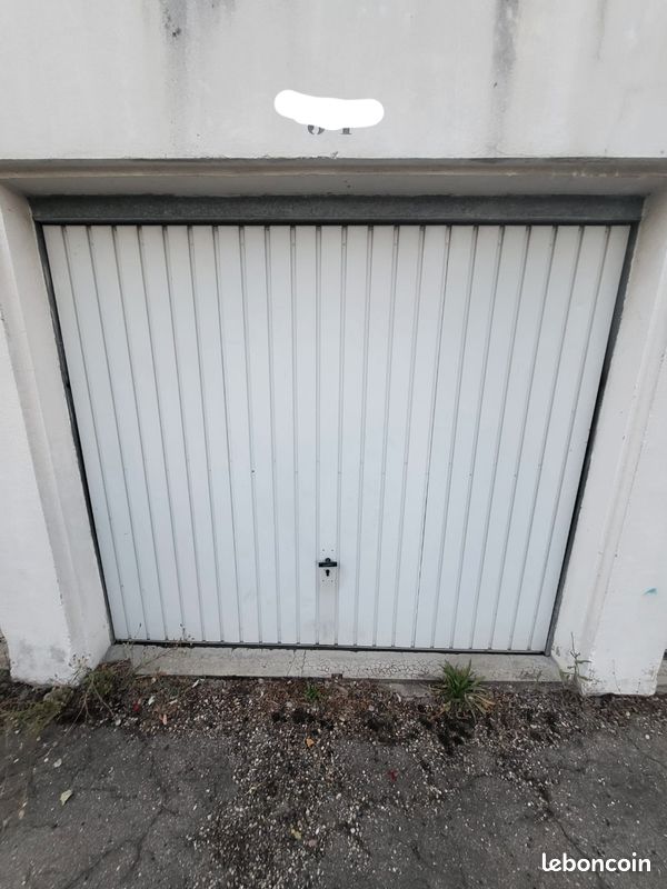 Garage fermé - box fermé · à Grigny-sur-Rhône · 90 €/mois