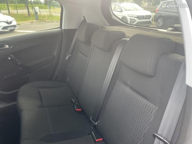 Peugeot 208 1.2 PureTech 82ch BVM5 Style (image 11)