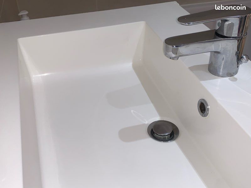 Ensemble de salle de bain avec miroir, vasque, robinet, éclairage intégré et espace de rangement (image 17)