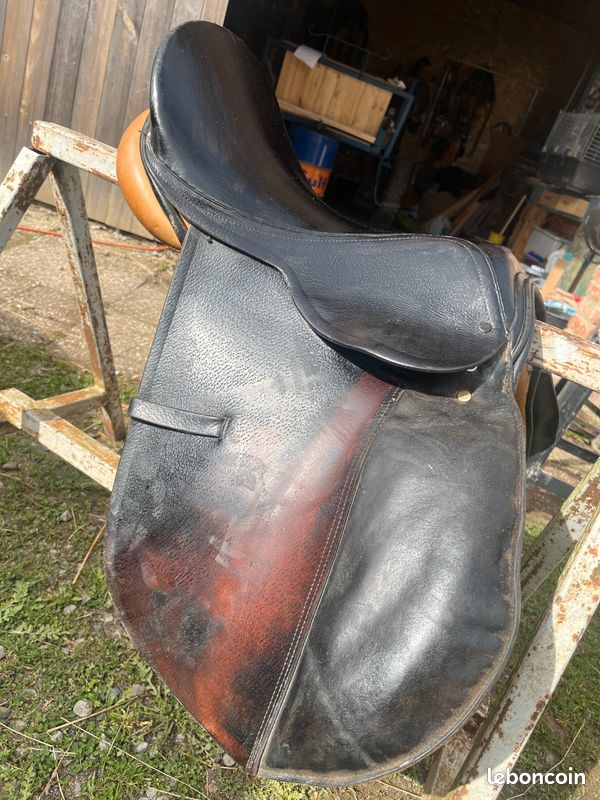 Selle De Dressage En Cuir Souple Genius Material, Taille 17 Pouces, Neuve