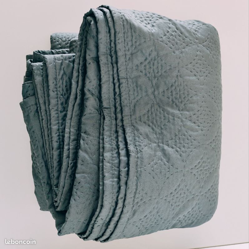 Couvre lit - Jeté de lit - Gris - 240x220cm - Parfait état (image 1)
