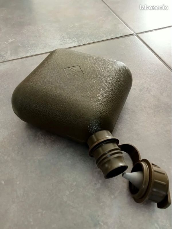 Gourde US Skilcrart, en plastique vert olive, neuve (image 1)