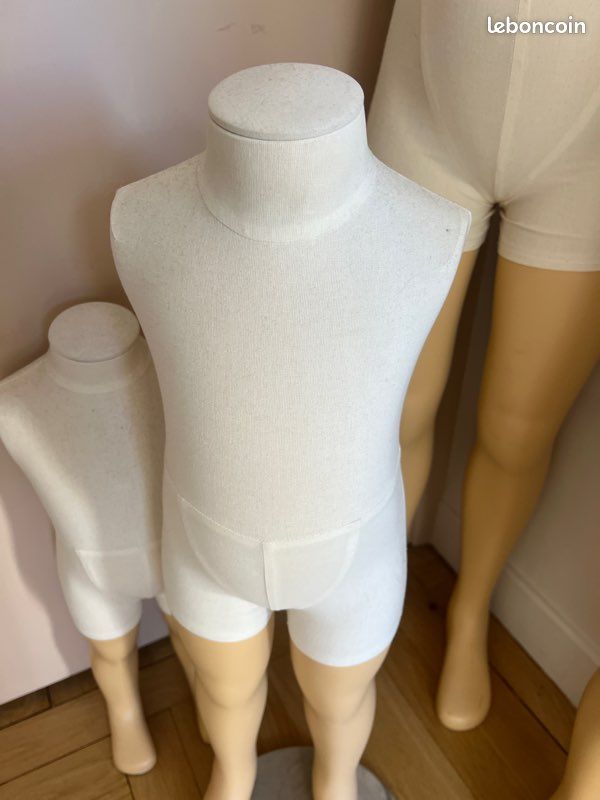 Lot de 4 mannequins enfants sur pied – 6 mois à 8 ans – Vitrine / Boutique (image 8)