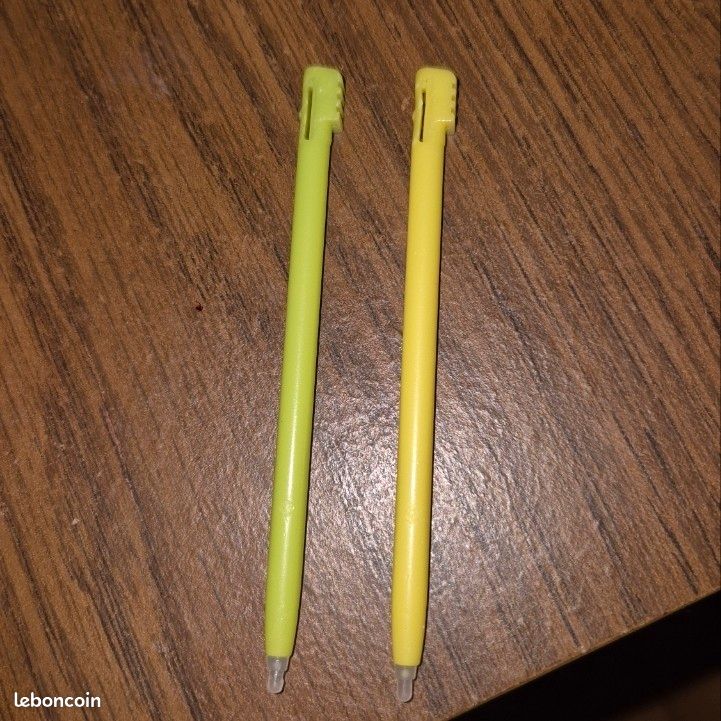 Lot de 2 stylets de DS (image 1)