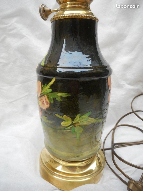 Ancienne Lampe à Pétrole En Faïence - Décor Floral - Abat-jour Forme Fleur