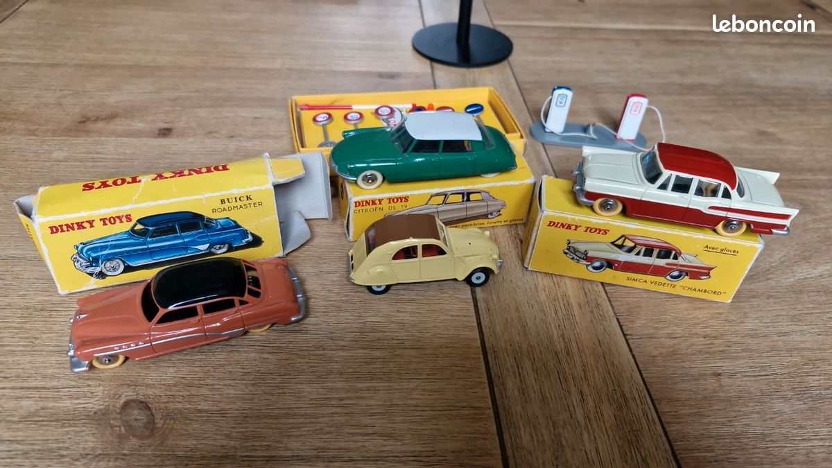 Dinky Toys Atlas - 1:43 - Beau lot 15 Voitures + Étagère