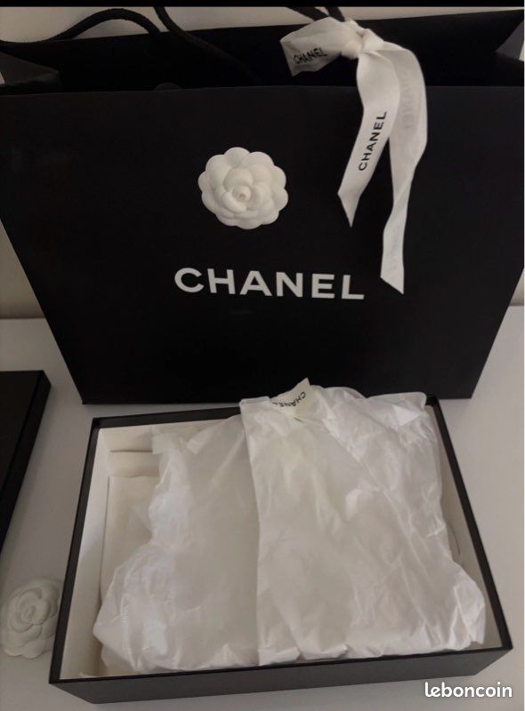 Boite es sac cartonné camelia ruban chanel (image 4)