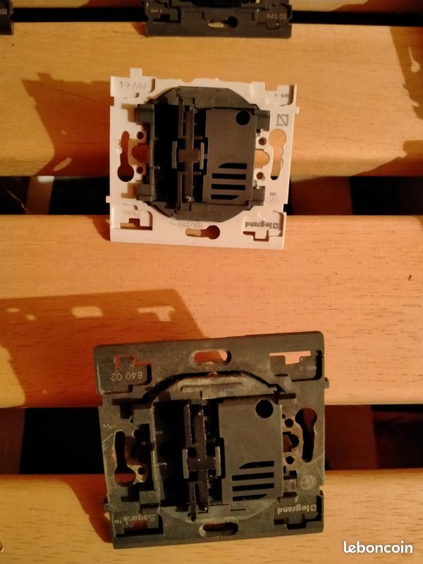 Doigt D'interrupteur Poussoir LEGRAND Sagane 85800 (Beluga) - Neuf (peut Présenter De Petits Défauts)