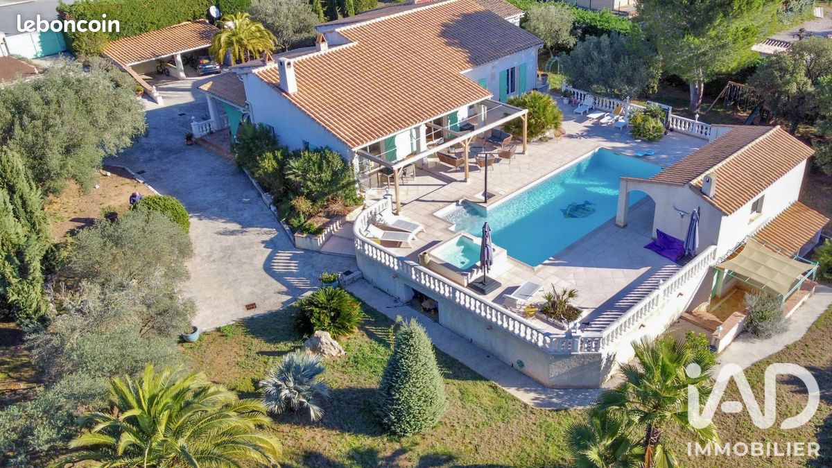 Maison 10 pièces 258 m² · à Roquebrune-sur-Argens · 258 m² · 880 000 €