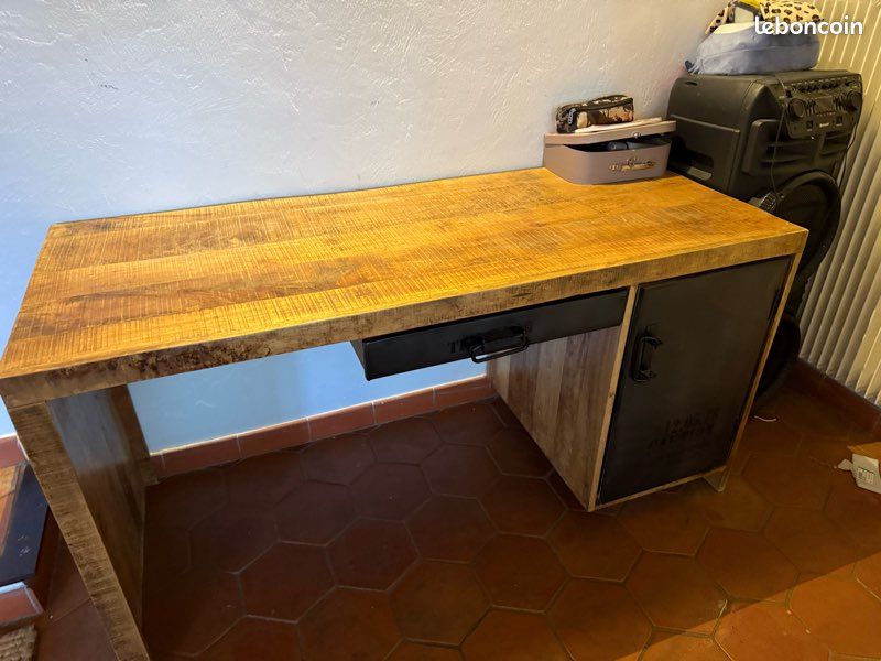 Bureau (image 1)