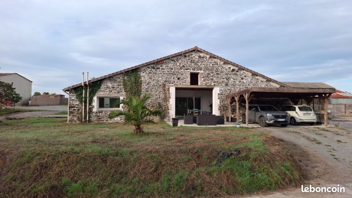 Maison 6 pièces 232 m² · à Essarts-en-Bocage · 232 m² · 430 000 €