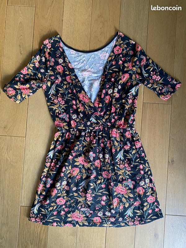 Robe noire à motifs fleuris dos nu (image 3)