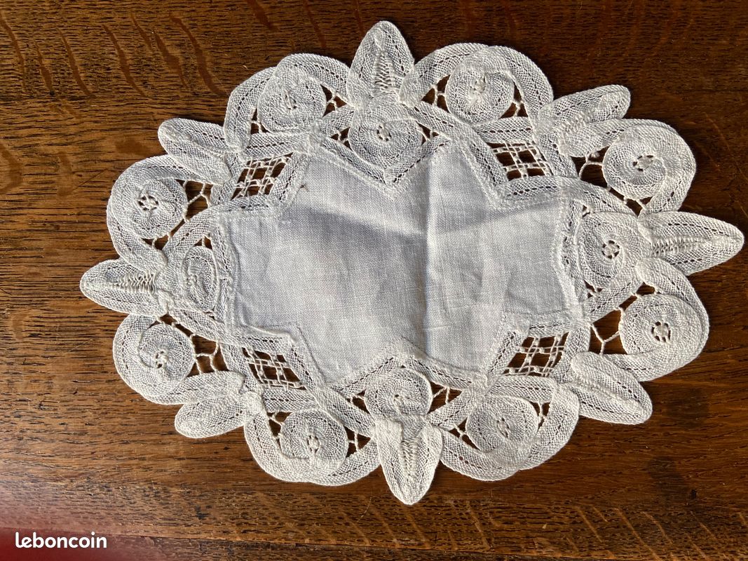 Lot 8 napperons anciens (image 4)