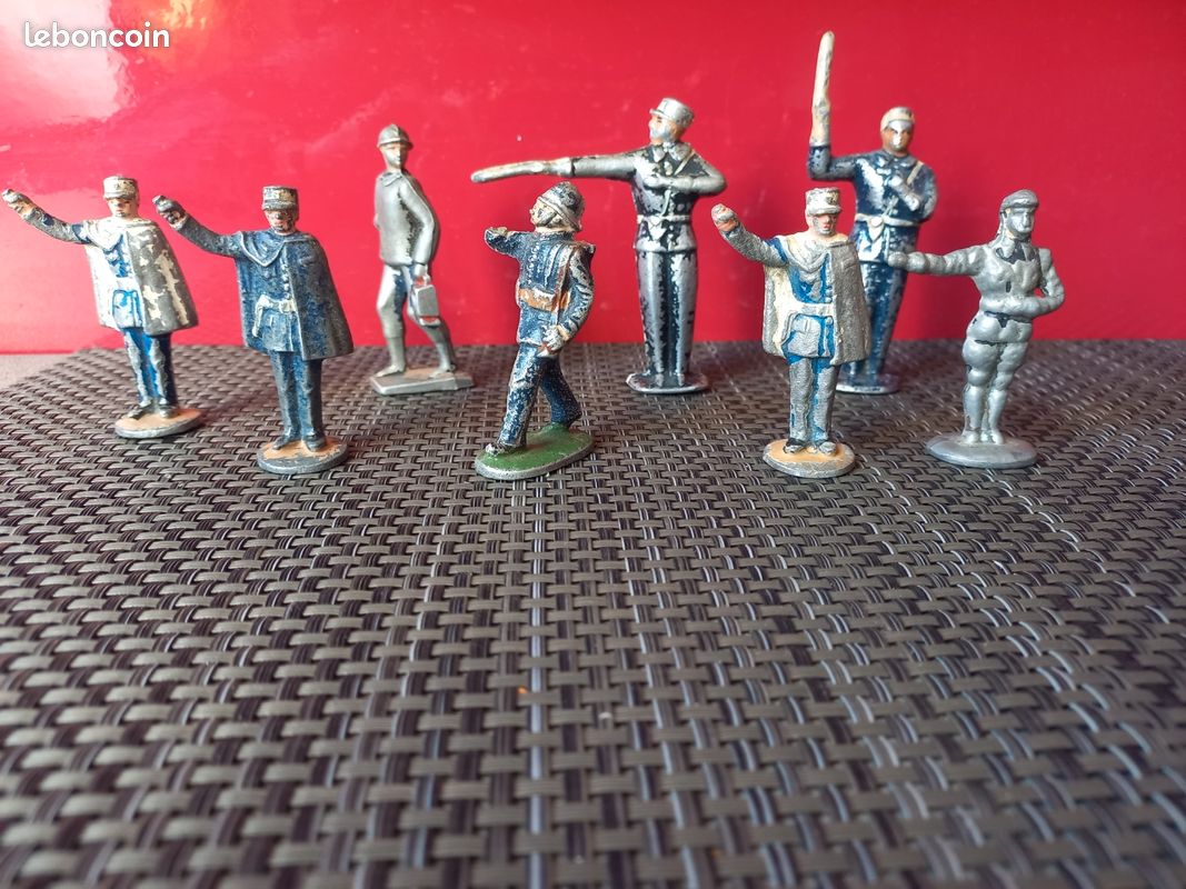 Lot De 5 Pompes à Essence Miniatures Quiralu Et Dinky – Métal Zamak – France/GB