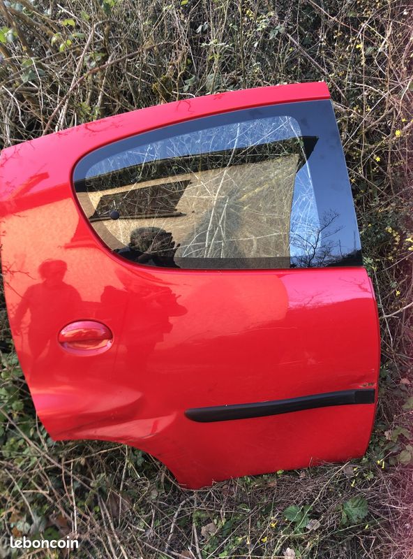 Porte Ar pour C1, 107 ou Aygo rouges, côté droit (image 1)