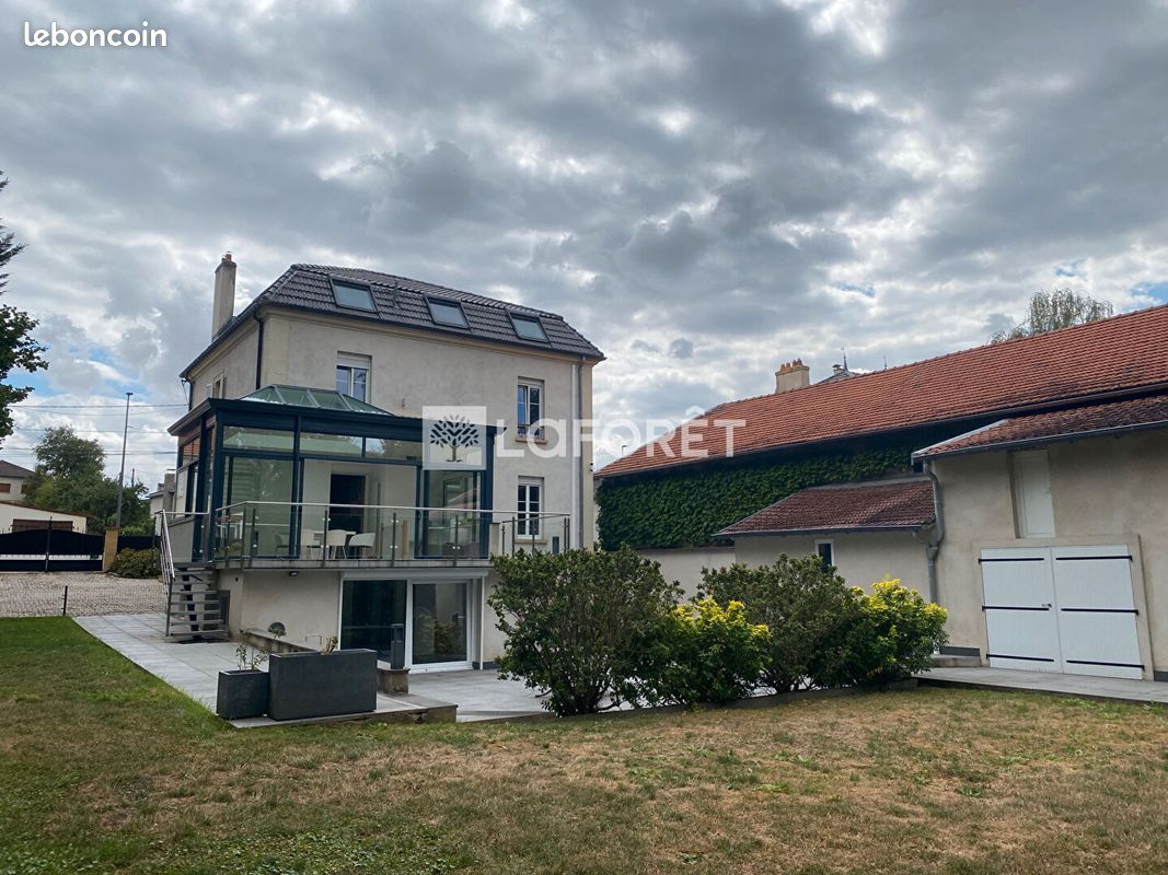 Maison 8 pièces 270 m² · à Courcelles-Chaussy · 270 m² · 555 500 €