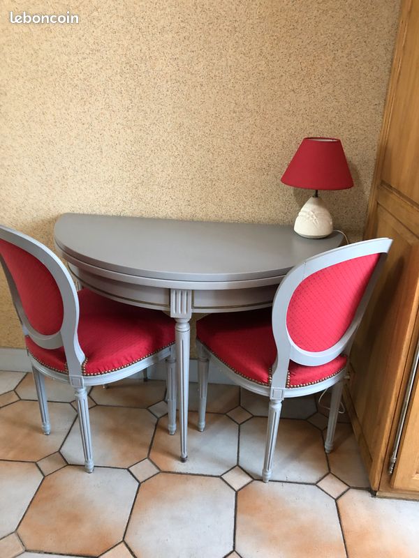 Vend table ronde et 3 chaises (image 1)