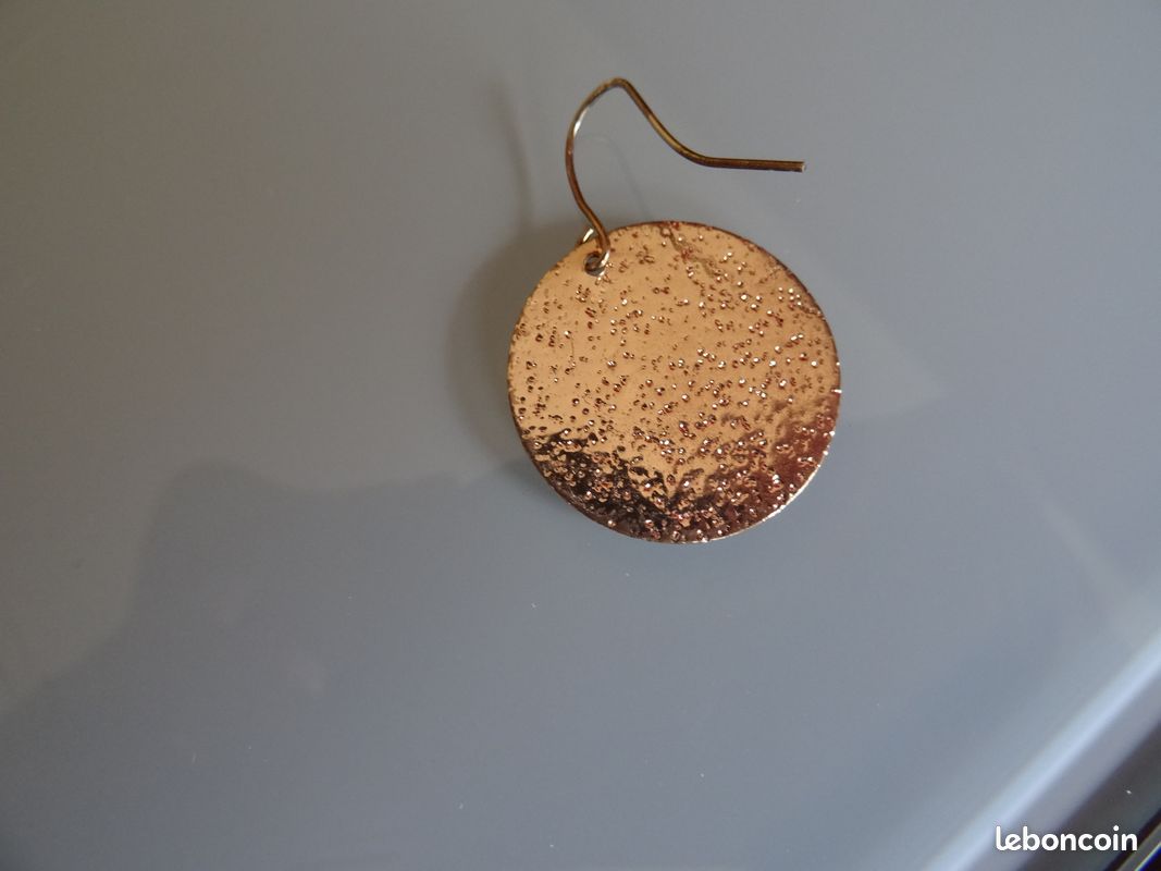 Boucles d'oreilles dorées motif coloré (image 3)
