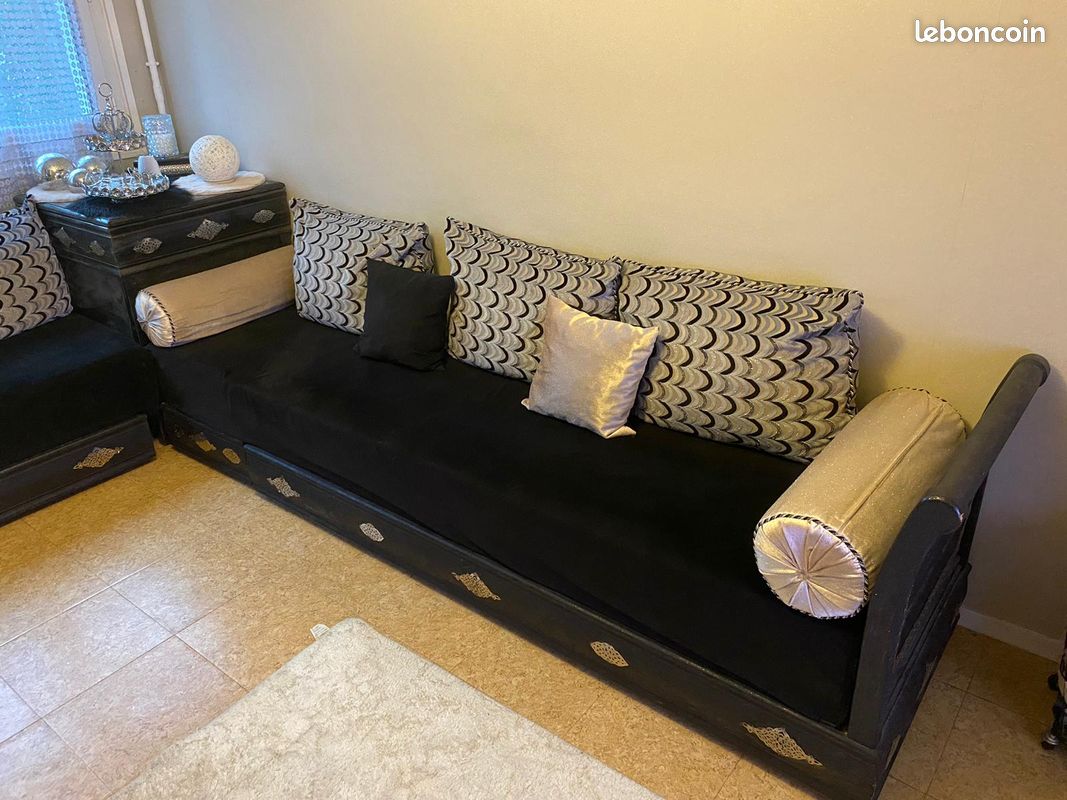 Vend salon marocain 3 canapés 1 coin 1table 2 petites tables (image 1)