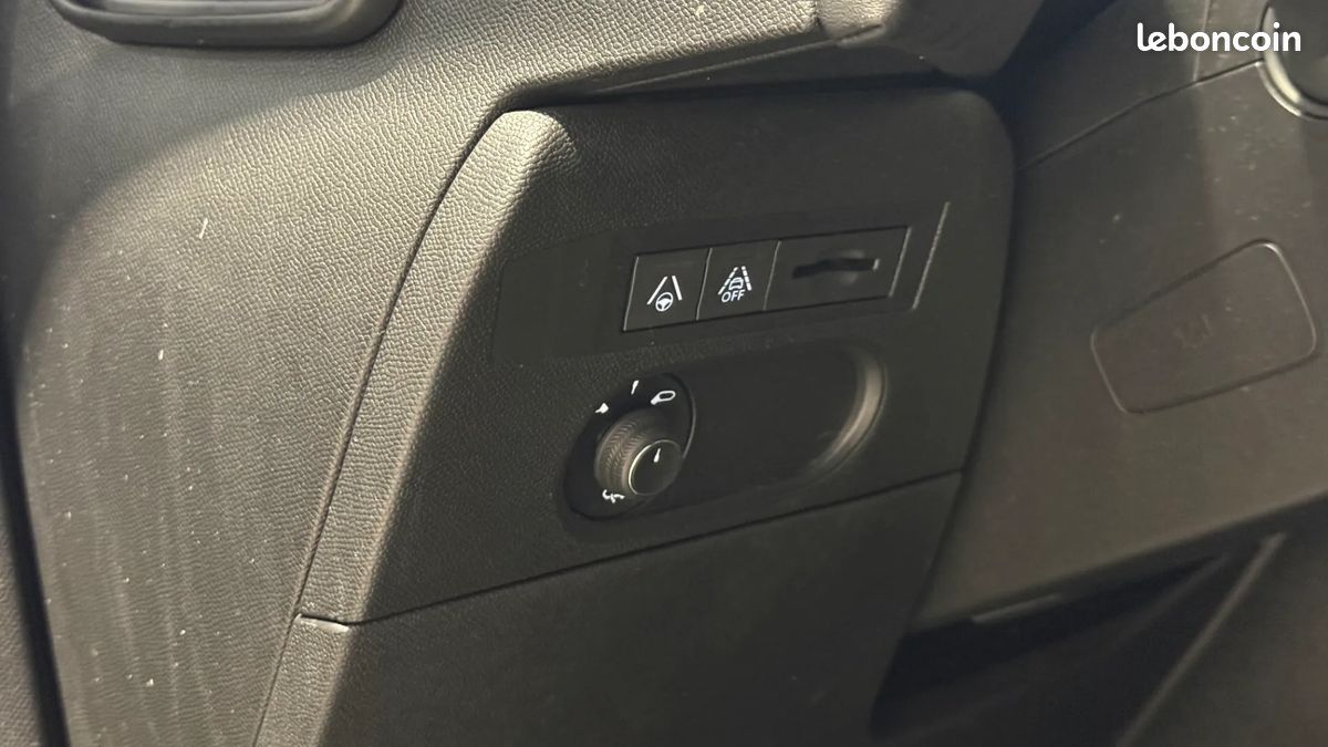 DS DS 3 Crossback BlueHDi 130ch Rivoli Automatique - Apple CarPlay - Caméras 360 - Feux LED - Cuir - Chaîne arbre à cames OK - Suivi complet constructeur - Son Focal - Régulateur adaptatif (image 26)