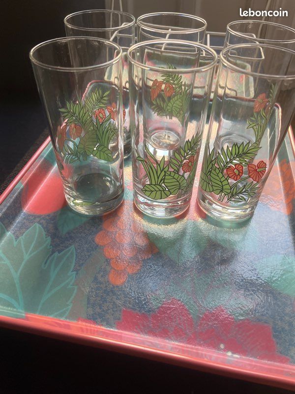 Ensemble composé d’un plateau en fibre de verre et de 6 verres sur leur support (image 9)