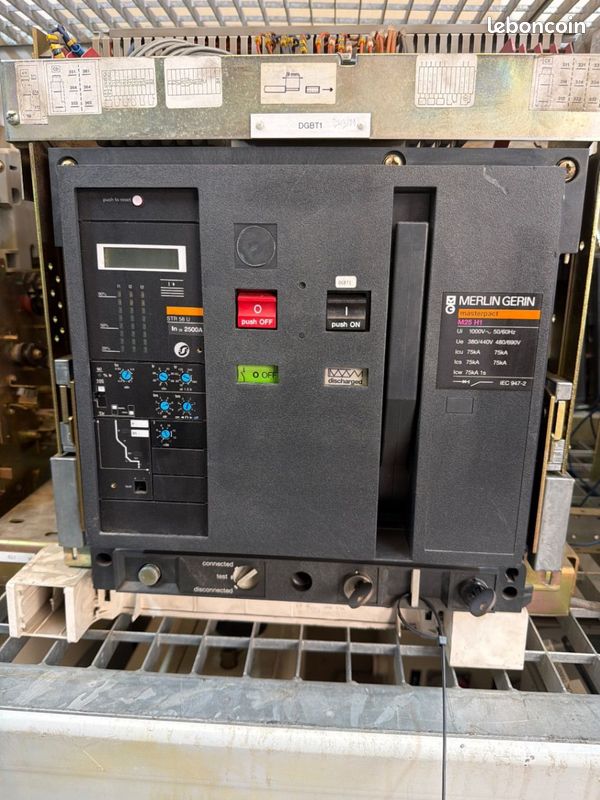 Disjoncteur de puissance klöckner moeller izm 32 nv-2500 – 2500a débrochable (image 1)