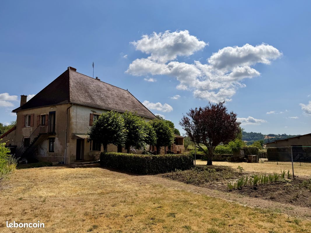 Maison 11 pièces 225 m² · à La Clayette · 225 m² · 245 000 €