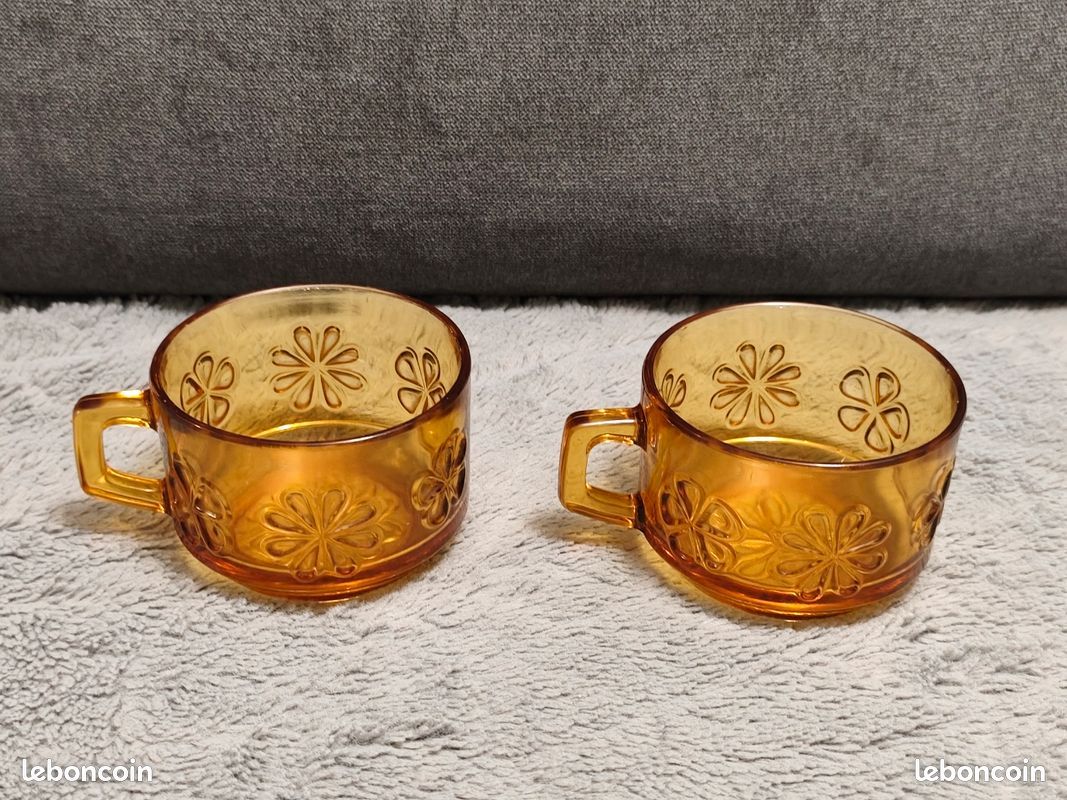 Lot De 5 Tasses à Café + 5 Soucoupes En Verre Ambre - Motif Fleurs En Relief, Vintage, Occasion