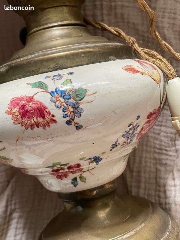 Ancienne lampe à pétrole en faïence et laiton électrifiée (image 8)