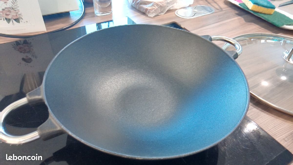 Wok Bodum en fonte 29cm neuf Arts de la table