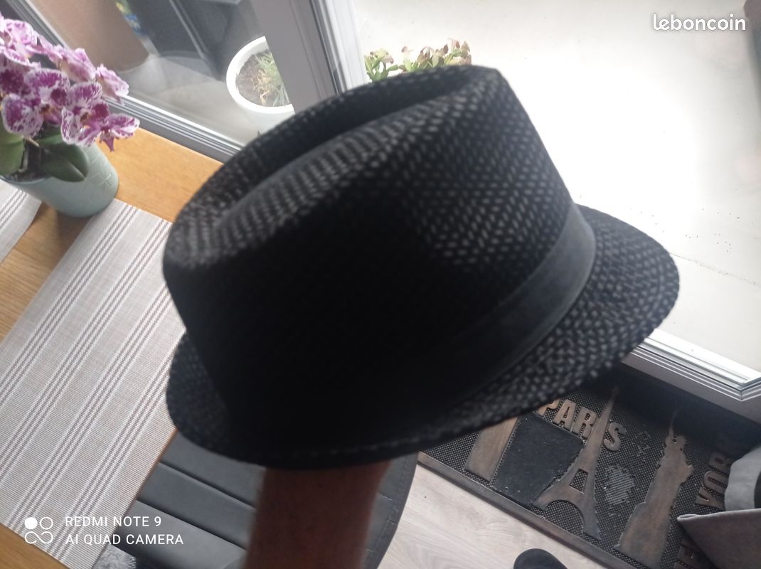 Chapeau (image 1)