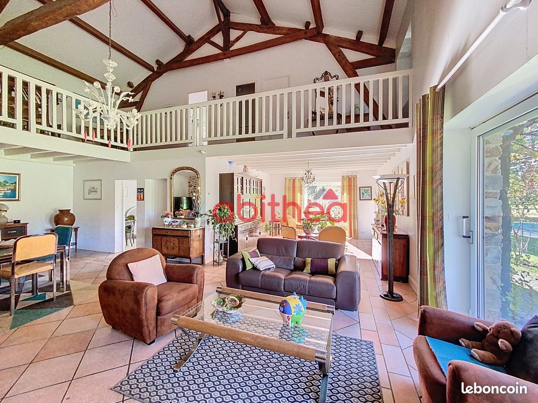 Maison 6 pièces 221 m² · à Chaptelat · 221 m² · 476 100 €