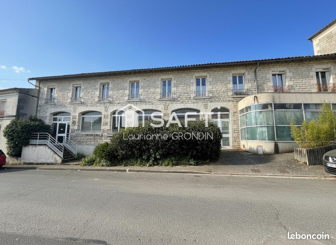 Immeuble 290 m² · à Saint-Porchaire · 290 m² · 390 000 €