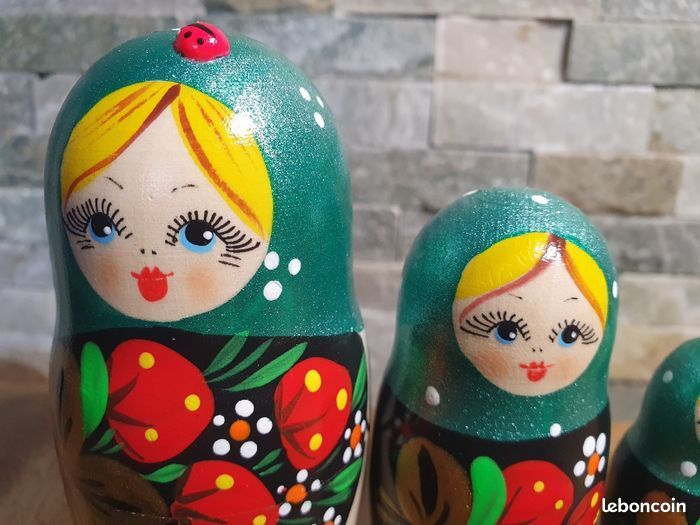 POUPEES RUSSES EMBOITABLES MATRIOCHKA AVEC SAMOVAR PEINTE A