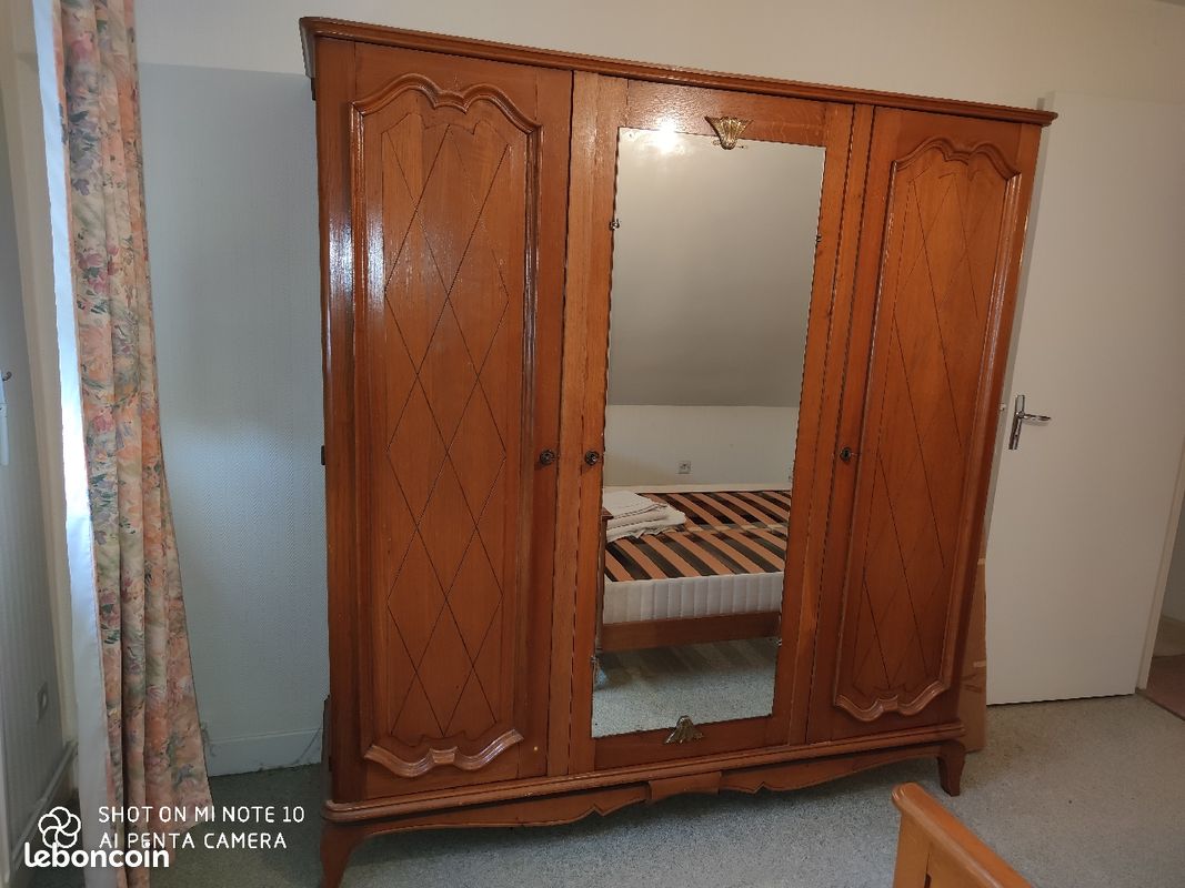 Armoire 3 Vantaux avec penderie et étagères de rangements en bois Massif (image 1)