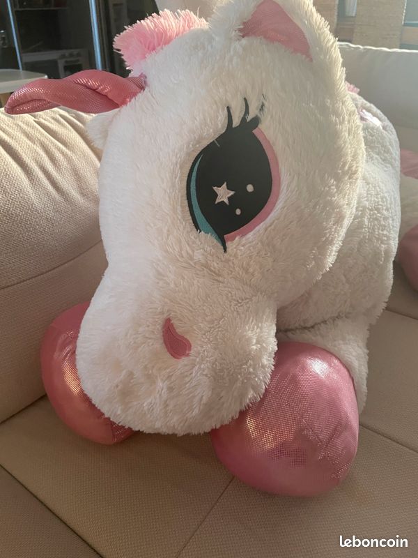Grande licorne en peluche (image 2)
