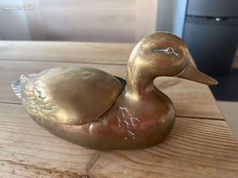 Sculpture en bronze Art Déco de deux oiseaux perruches sur une branche
